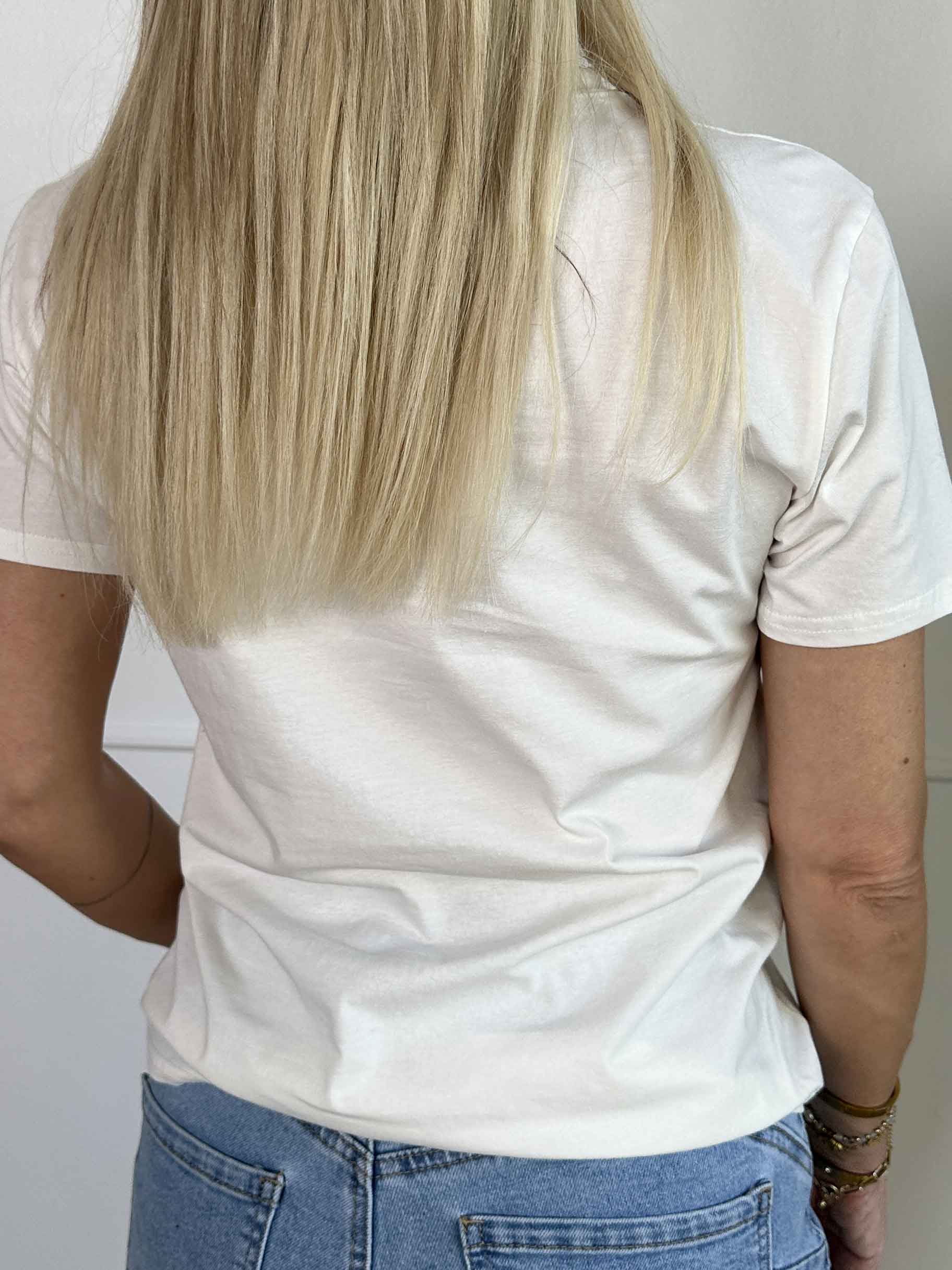 Selma - T-shirt i bomull med broderade detaljer och fuskpäls på bröstet